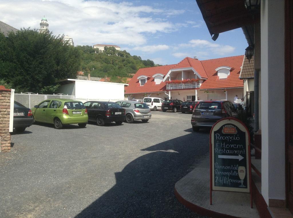 Hotel Pannon Panzio Restaurant Pannonhalma Exterior foto